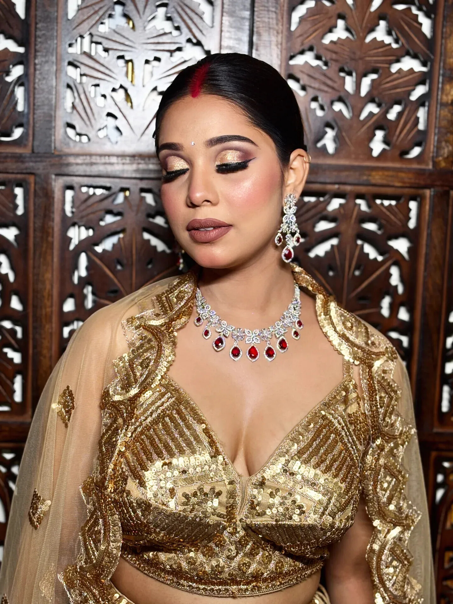 Reception glam – gold sequin look